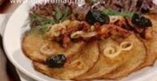 Драники в горшочке с телятиной и черносливом