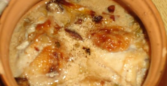 Курица в кисло-сладком соусе с черносливом в горшочках для духовки по-гречески