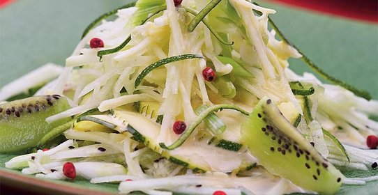 Салат с киви, кабачками и фенхелем