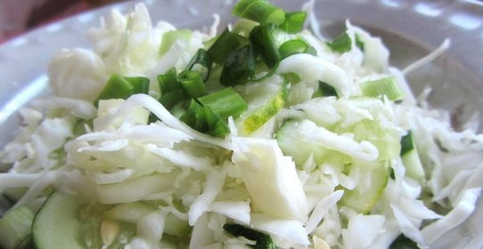 Салат со свежей капустой и огурцами