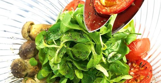 Салат с теплыми белыми грибами и подвяленными томатами