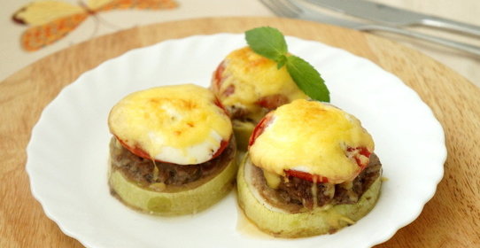 Кабачки с фаршем и помидорами