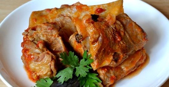 Баранина с помидорами и луком