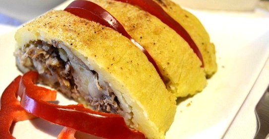 Картофельный рулет с мясом и грибами