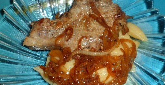 Антрекот с тушеным луком