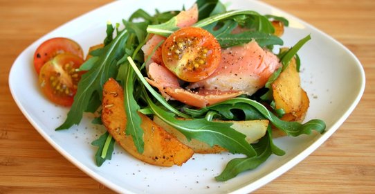 Салат со слабосоленой форелью, рукколой и картофелем