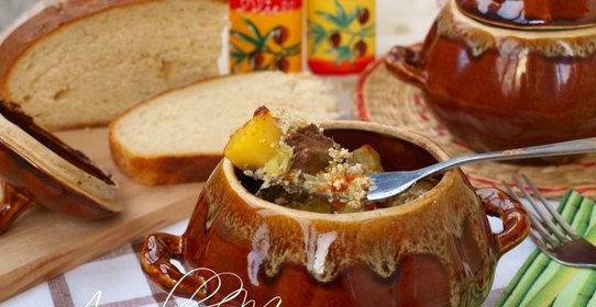 Жаркое в горшочках с мясом