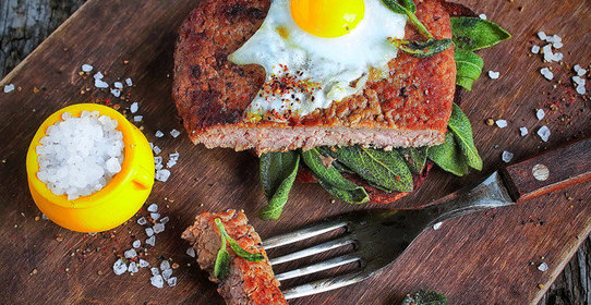 Антрекот из телятины с яйцом и жареным шалфеем