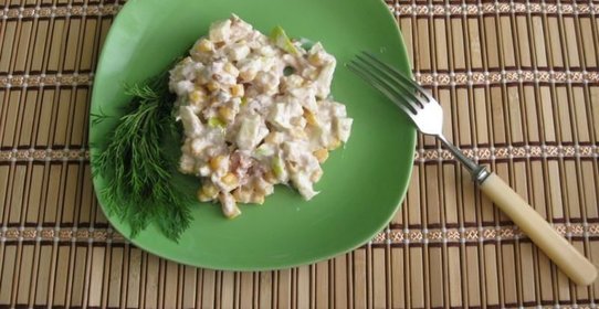 Салат из тунца консервированного.яблок и кукурузы