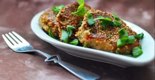 Биточки из печеных баклажанов и перца в кунжуте