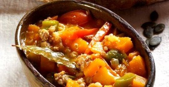 Свинина с огурцами, цукини и морковью