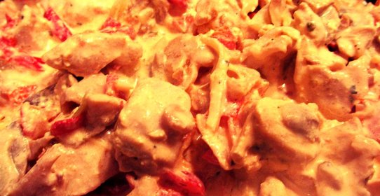 Курица с овощами и шампиньонами, тушеная в сливках