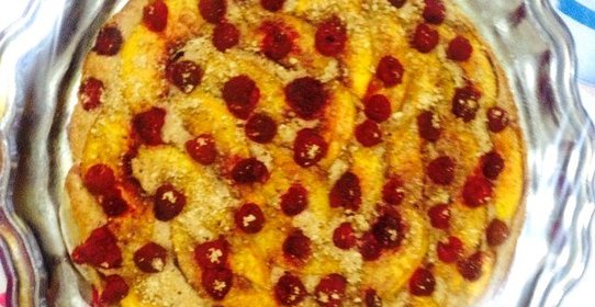 Ореховый пирог с персиками и малиной