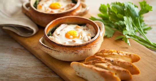 Яйца кокот со шпинатом и беконом