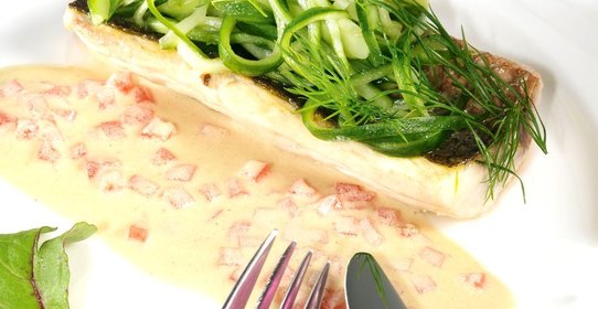 Кефаль с жареным огурцом, чесноком и медом