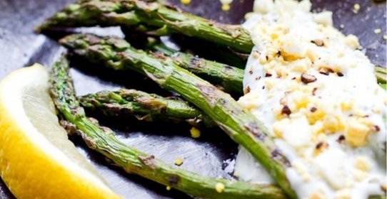 Спаржа под греческим йогуртом