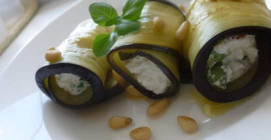 Рулеты из баклажанов с рикоттой и кедровыми орешками