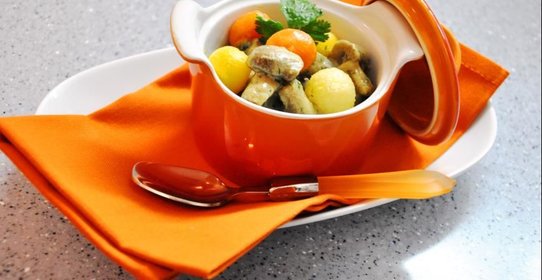 Рагу из телятины с белым соусом, шампиньонами и глазированными овощами