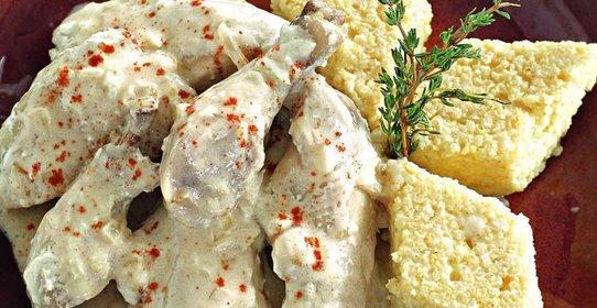 Курица в белом соусе с густой кашей из проса