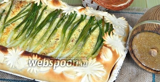 Открытый пирог с картофелем, фаршем, зелёным луком и сыром