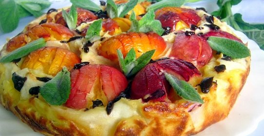 Заливной пирог из лаваша с творогом и нектаринами