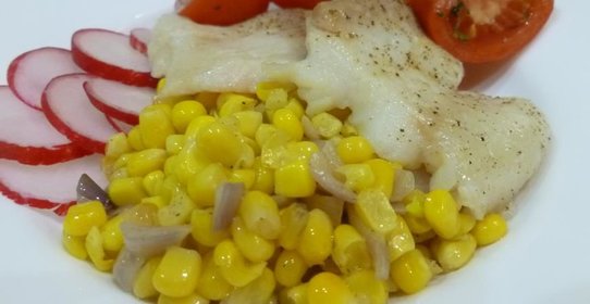 Пангасиус с жареной кукурузой и томатами