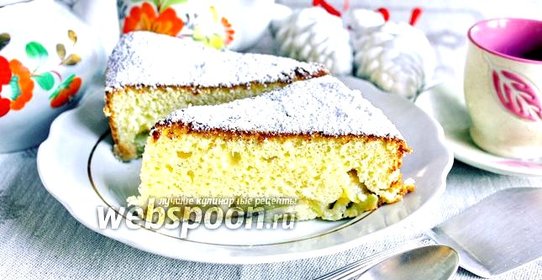 Шарлотка с лимоном, изюмом и бананами