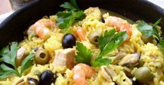 Паэлья с морепродуктами и оливками