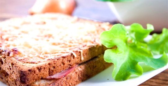 Тосты с ветчиной и камамбером