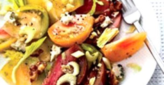 Салат из помидоров, голубого сыра и грецких орехов