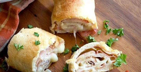 Рулет с колбасой и сыром