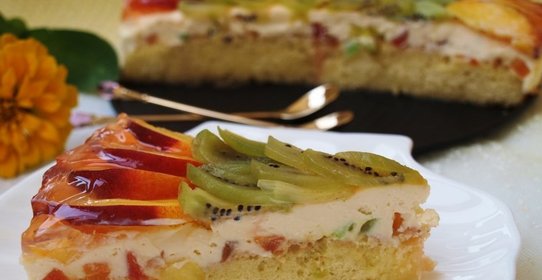 Бисквитный торт с нектаринами и киви с творожным кремом с цукатами