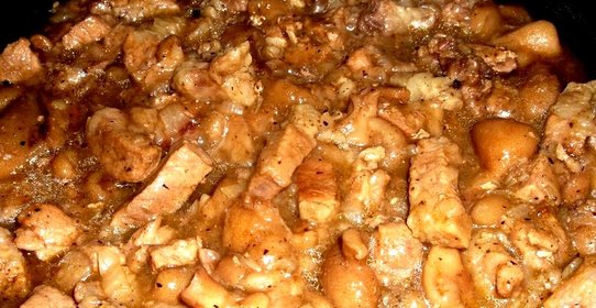 Мясо, тушенное с грибами в сметане